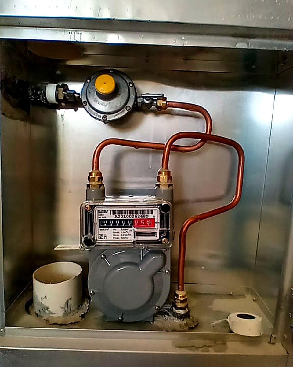 Medidor e regulador de gás instalados